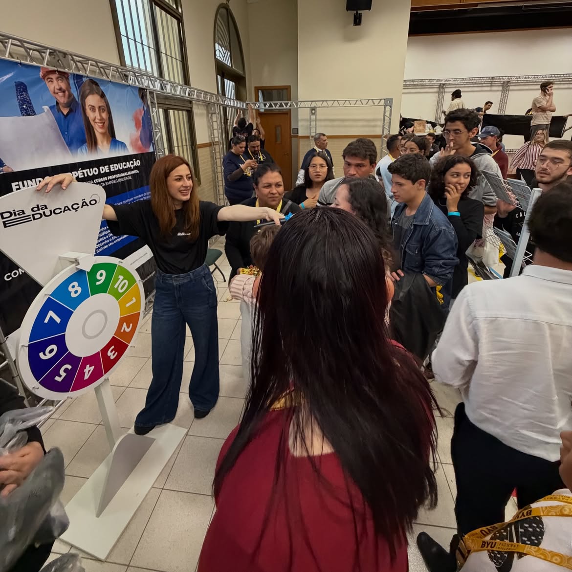 Público reunido em uma atividade do Dia da Educação