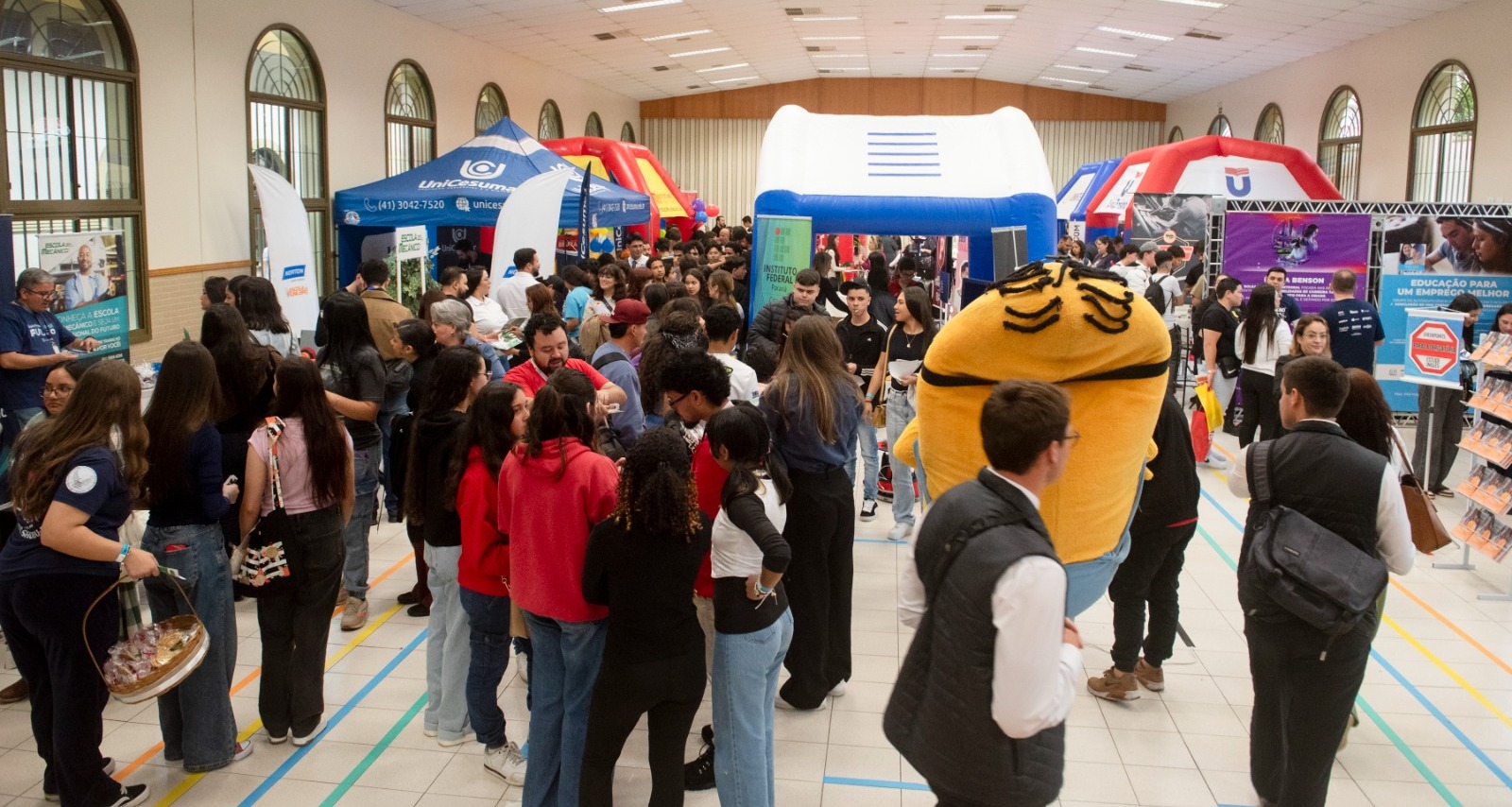 Participantes do Dia da Educação se cumprimentando durante o evento